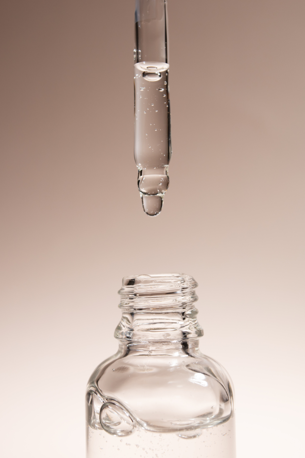 想要有效淡化色斑、提亮膚色，選對淡斑精華是關鍵！