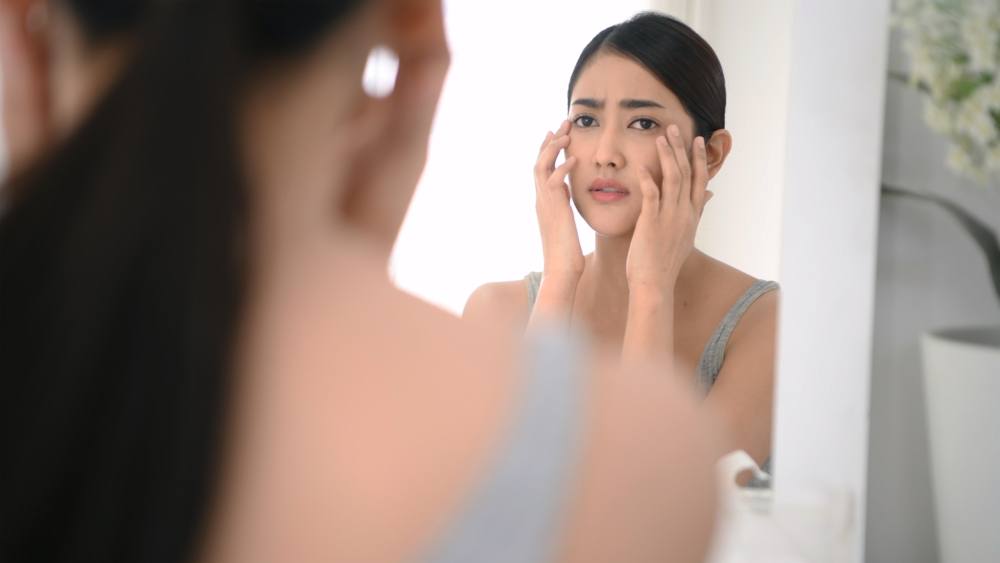 皮膚暗沉蠟黃的主要原因包括紫外線傷害、黑色素沉澱、老廢角質堆積等。