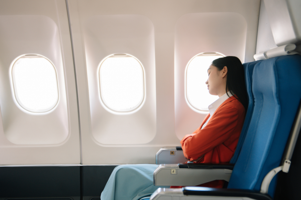 女子為了參加工作會議,兩個月前便已預訂機票,並額外支付費用選擇靠窗座位