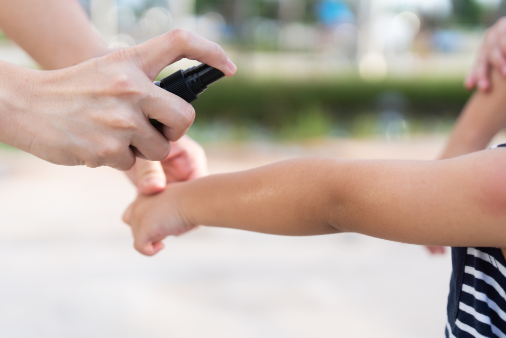 家長為孩子挑選防蚊產品時,要避免產品有黏膩感及刺鼻化學味,同時要確保成分安全有效。