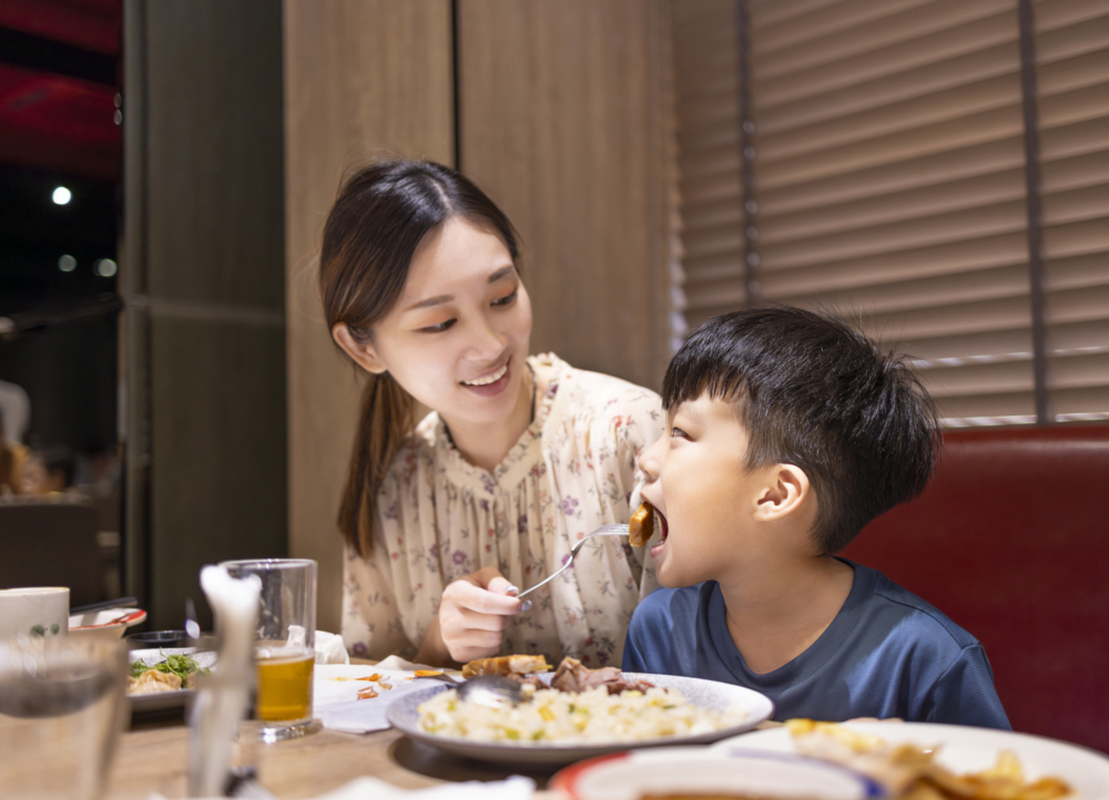 若孩子已明顯失控,家長應嘗試帶他們到餐廳外面稍作冷靜,再決定是否返回