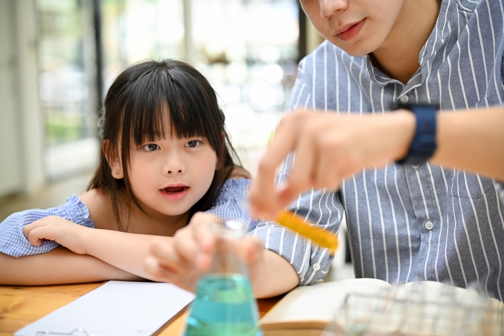 告別死板嘅書本知識，科學嘉年華提供大量「邊做邊學」嘅機會！孩子可以親手操作、搭建、測試，將抽象嘅科學概念轉化為具體嘅體驗。