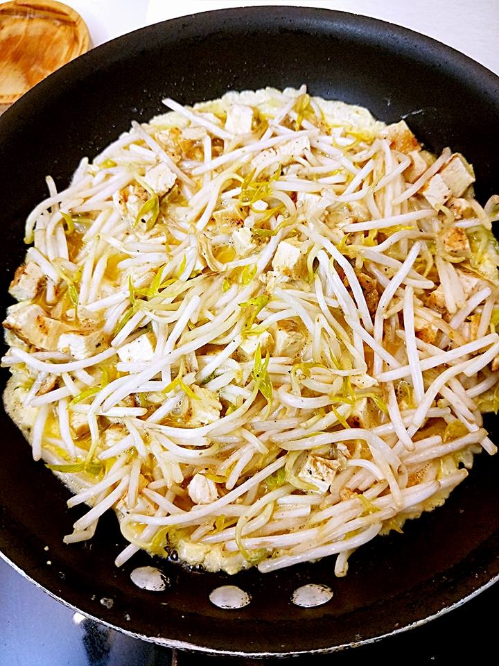 蔣偉文利用味噌作為醬料自製豆芽菜漢堡排，並且用芽菜煮魚湯等各式芽菜料理