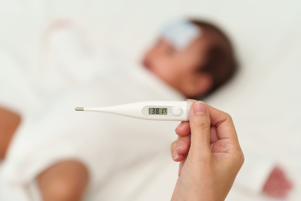 一般來說,如寶寶耳探或肛探體溫若超過38°C就代表發燒