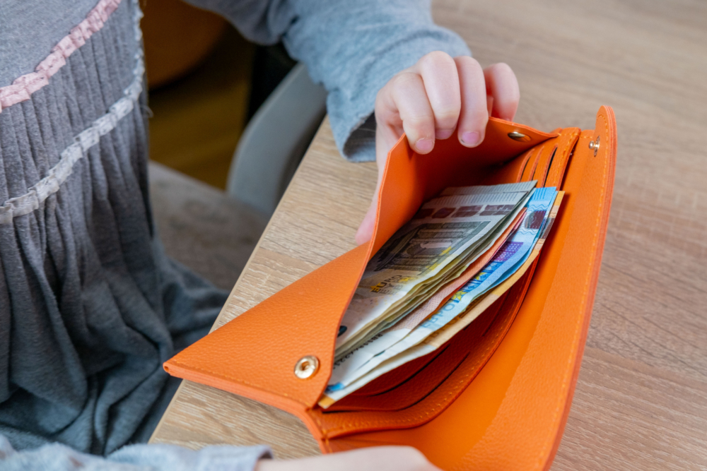 家長有固定給孩子零用錢，但近日發現孩子陸續偷拿爸爸的錢