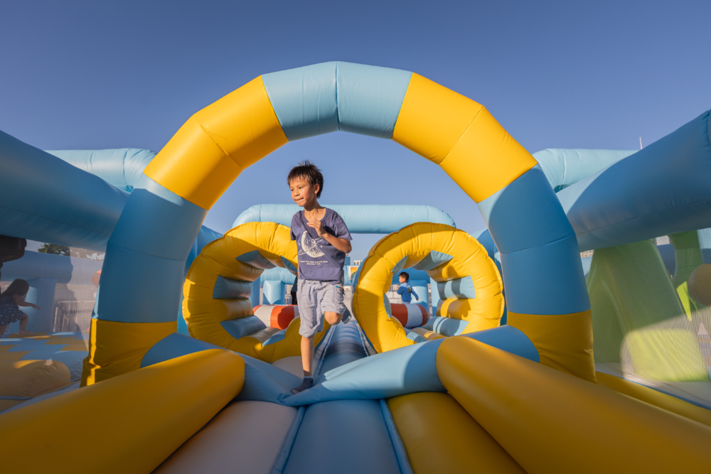 參加者進入充氣彈床設施,依次序穿越各個關卡