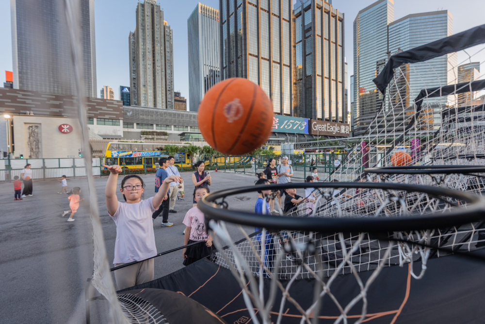 立定投向籃框,務求成為神射手。