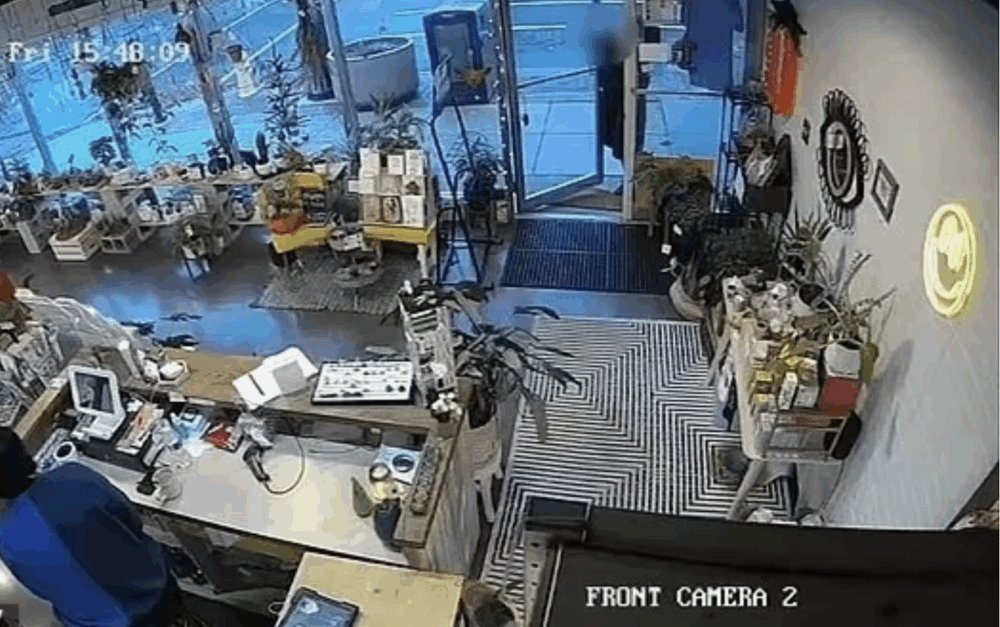 10歲男孩被陌生人跟縱，他為求自保，走進店舖求助