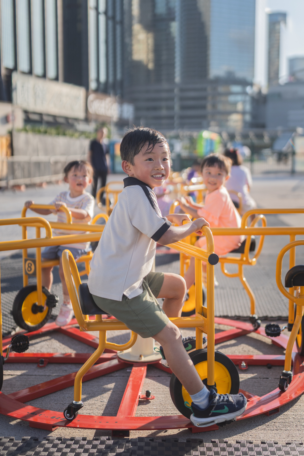 最多可容納五人同時參與。參加者坐上大型單車環,合力踩動踏板