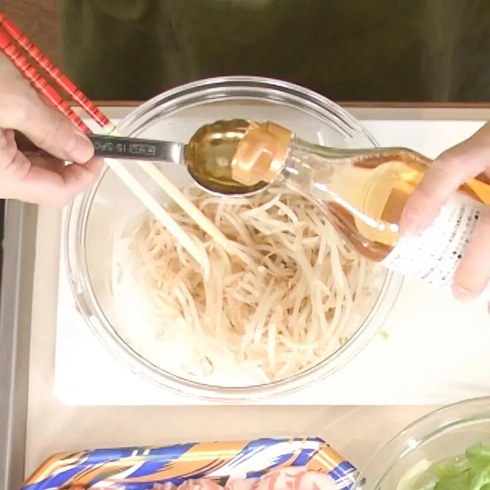 芽菜煮熟和冷卻後，加入芝麻油、味醂和蘋果醋