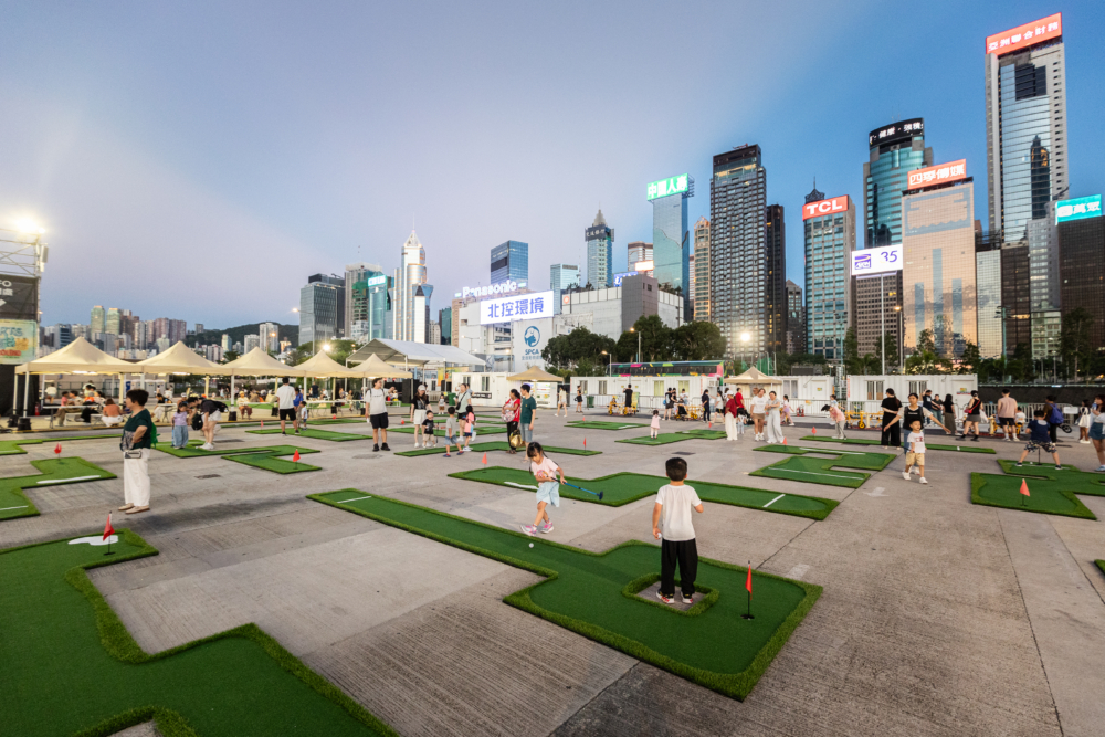 灣仔海濱活動空間佔地約 13,300 平方米,前臨維港,景色宜人,這裏的交通也極為便利