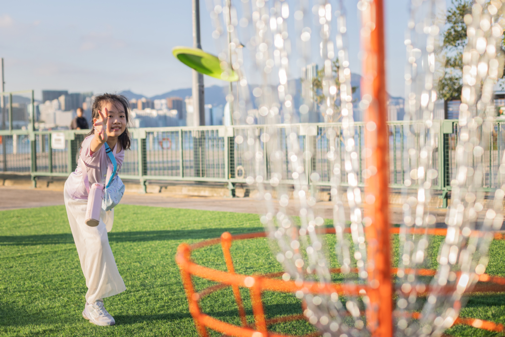 站在指定位置,瞄準遠方的接收框,用力拋出飛碟,目的是命中標靶