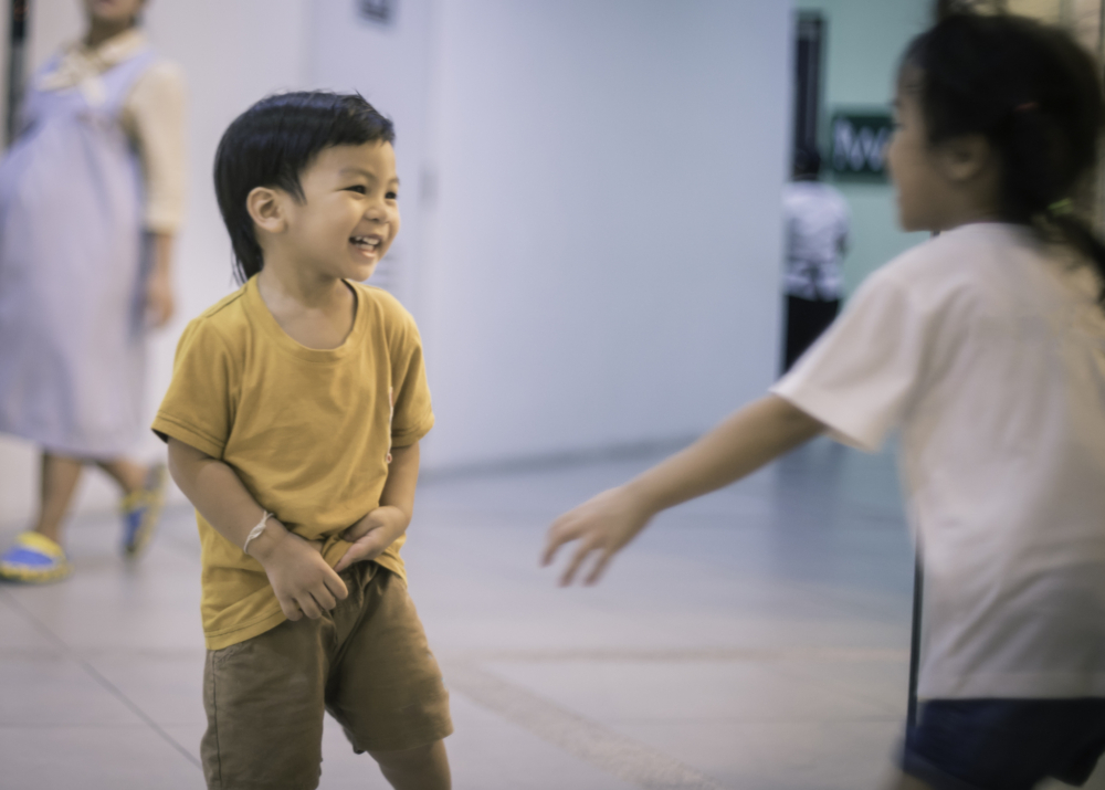 父母常把自己當成孩子的朋友，少管教、不設限