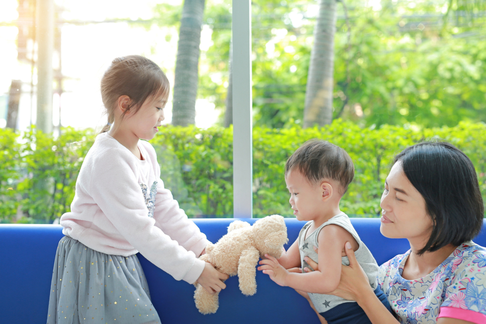 孩子不想與人分享自己珍惜及重視的玩具實屬正常，正如成人也不願與人分享你所看重的東西一樣