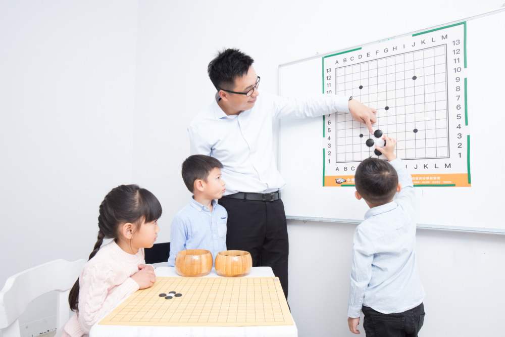 課程針對不同年齡的學童,採用合適的教學用具及互動式學習,引發他們對棋藝產生濃厚興趣。