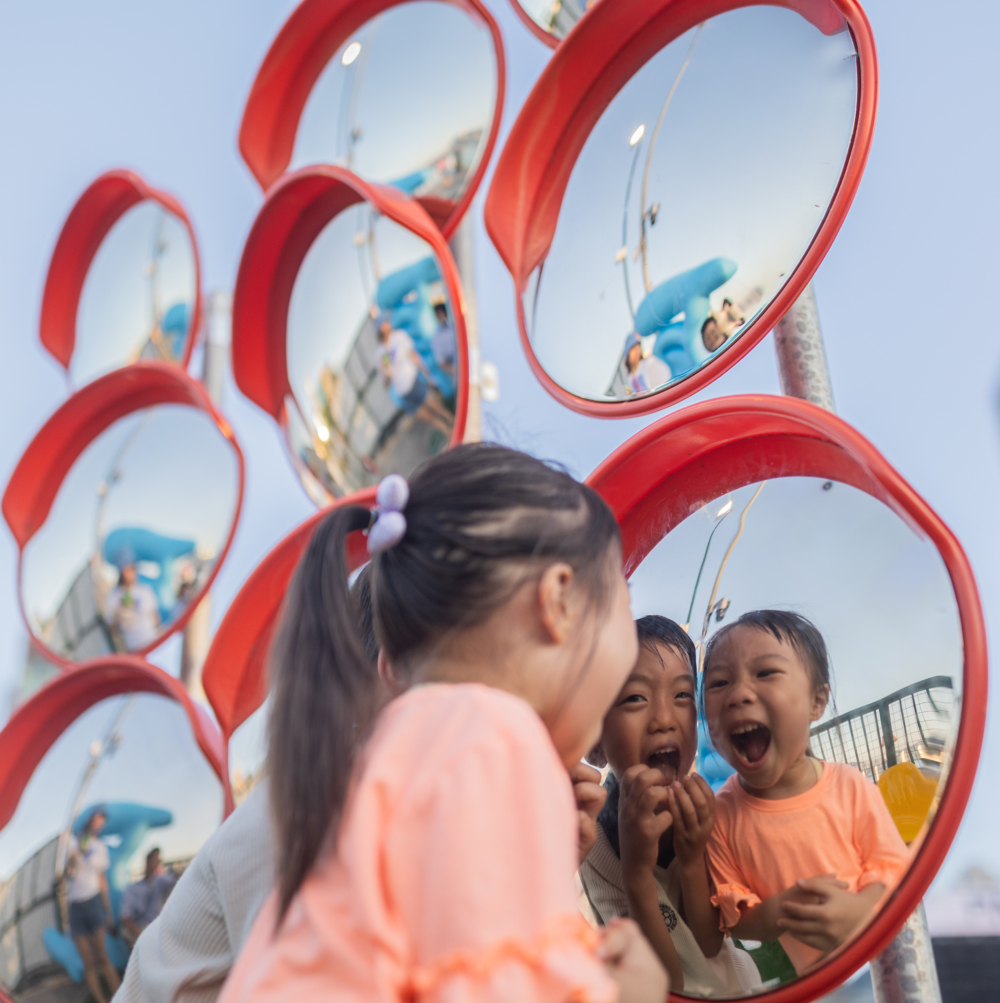 《夏拍熱點》打卡裝置,利用現場設置的廣角鏡與拍攝裝置,自創有趣照片