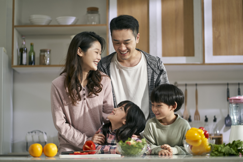 與其一味說教,不如坦誠分享你如何儲蓄旅費、還信用卡、或設立應急基金
