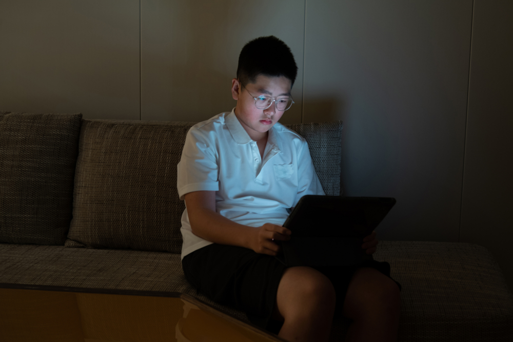 發現兒子睇鹹網,家長點做好?(示意圖,非當事人)