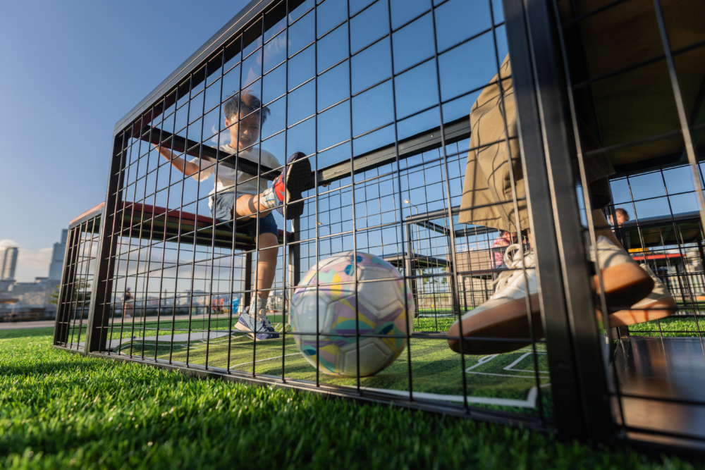 分成兩隊站在桌邊,用腳操作球在桌下進行對戰