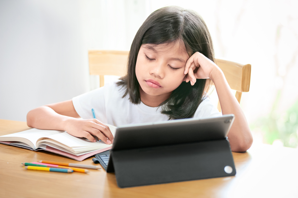 小朋友每天接觸電子螢幕的時間越來越長，專注力下降、視力模糊甚至學習表現受影響