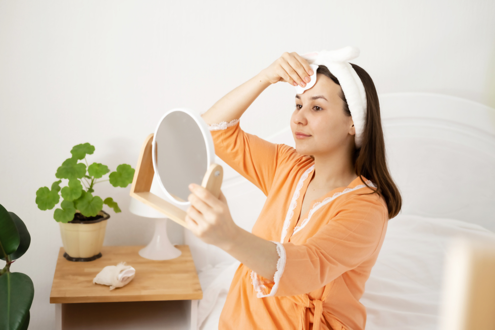 額頭是T字部位的一部分，皮脂腺較為發達，因此額頭長痘痘並不少見。