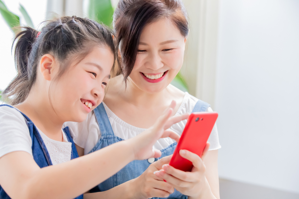事先與孩子共同制定「手機使用協議」,明確規定玩手機的時間(如做完功課後)、時長及內容,一旦子女違約,父母亦要企硬到底