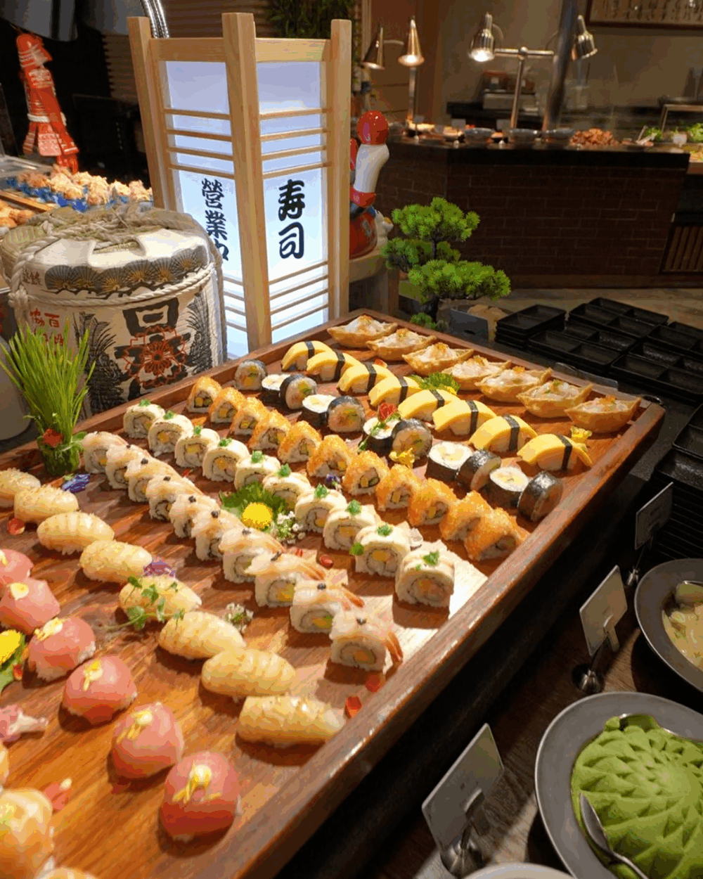 位於澳門上葡京嘅「自助山」真係名符其實,啲嘢食多到好似座山咁高呀!