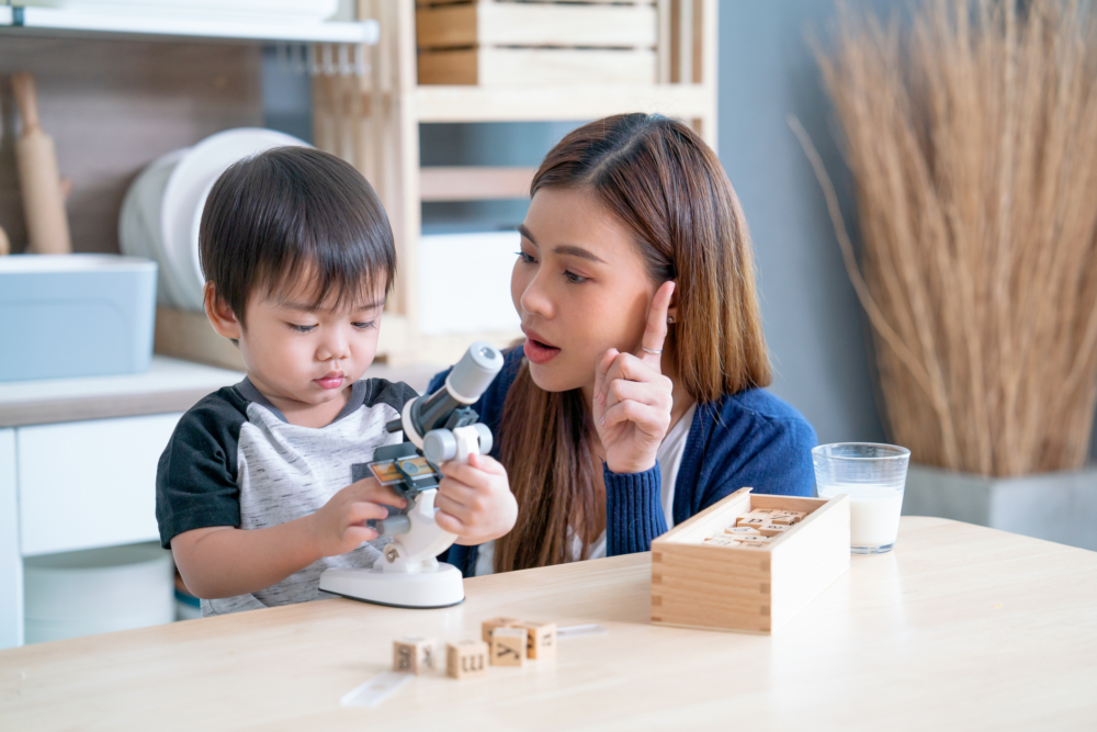 家長可試試不立刻滿足需求，幫助孩子學習等待與自我轉移注意力