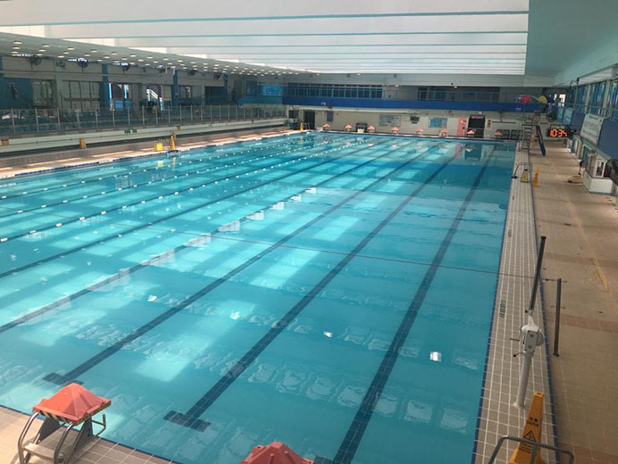 摩理臣山游泳池是香港首個室內公眾游泳池，冬季時暖水開放，也是灣仔區唯一向公眾人士開放的游泳池