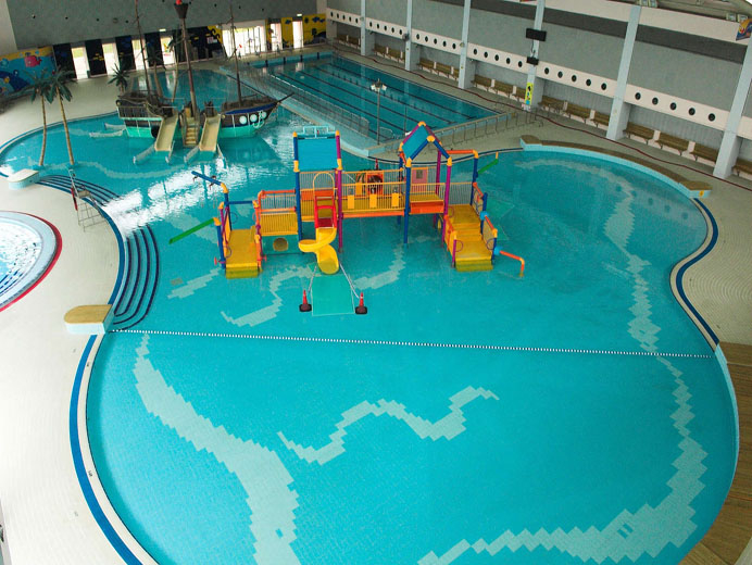 斧山道游泳池提供多項有趣的水上玩樂設施，廣受游泳人士特別是一家大小的歡迎