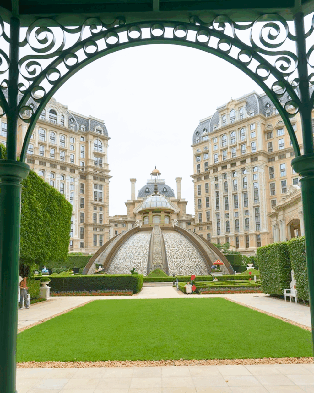 3樓嘅綠茵勝境花園近日變身成愛麗絲夢遊仙境,一踏入就好似跌入咗童話世界咁!