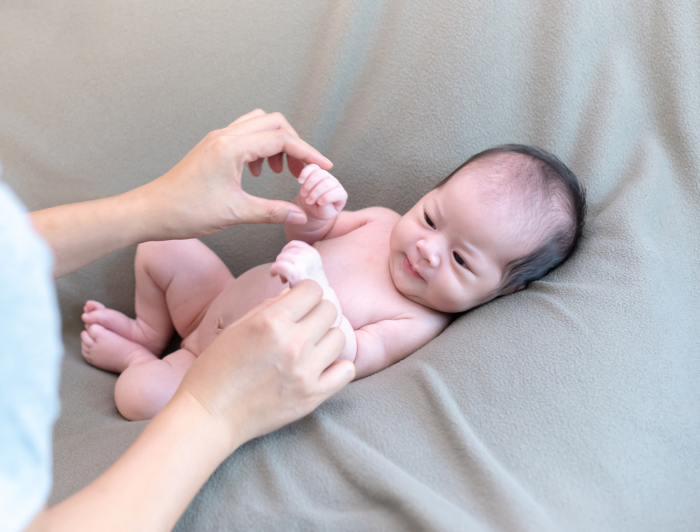 媽媽可以幫寶寶做一些嬰兒操,例如伸展手腳。