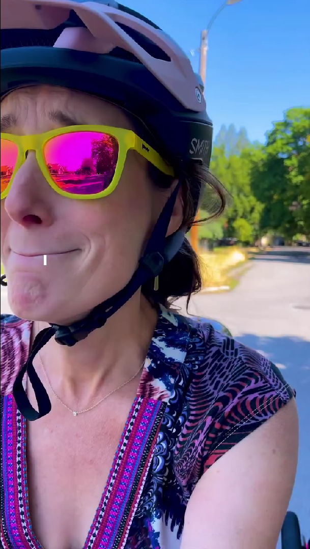 「健康的關係，是在你難過時讓你感受到愛，在你快樂時一起慶祝，只因為對方的存在就讓你感到幸福，而你也會用同樣的方式回應對方。」