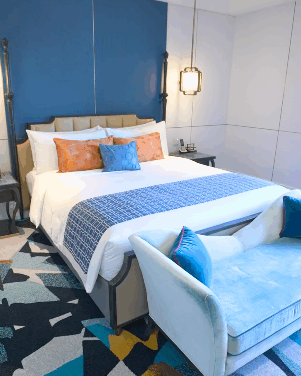 酒店嘅豪華套房設計高雅,推開房門就見到寬敞嘅客廳同睡房