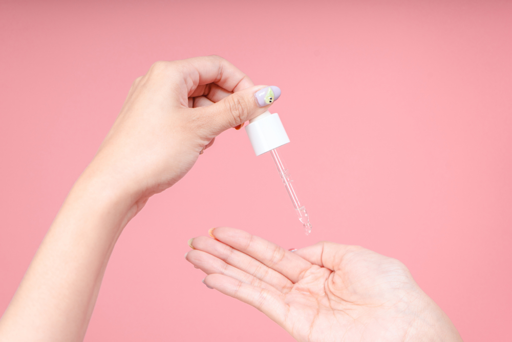 想選對適合自己的美白精華推薦，不妨先學會看懂產品成分，其中維他命C、菸鹼醯胺、熊果苷和傳明酸是非常常見的美白成分。