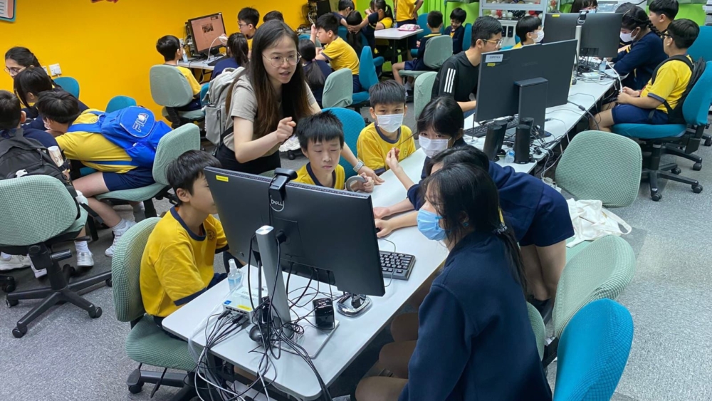 教師指跟學生分享辨識資訊真偽的方法，提升學生資訊素養。