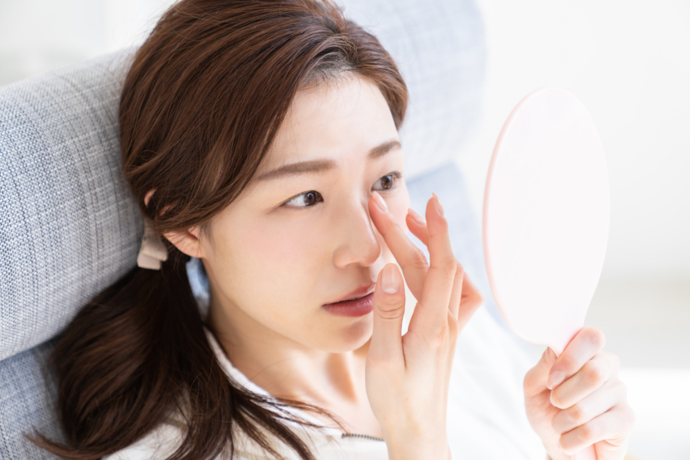 黑頭是因為油脂、老廢角質和污垢堵塞毛孔，氧化後變黑，尤其T字部位（額頭、鼻翼、下巴）最常見。