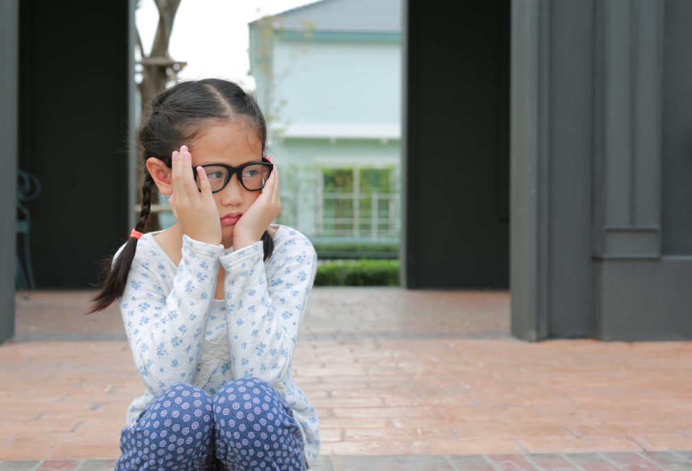 對於活潑好動的孩子,眼鏡可能帶來的不便與尷尬。