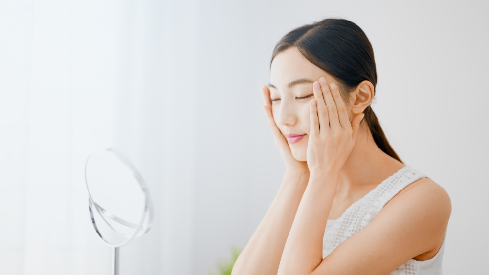 洗臉後立即塗抹清爽的保濕乳液或精華，穩定肌膚油水平衡，防止乾燥引發過多油脂分泌，從而減少黑頭形成。