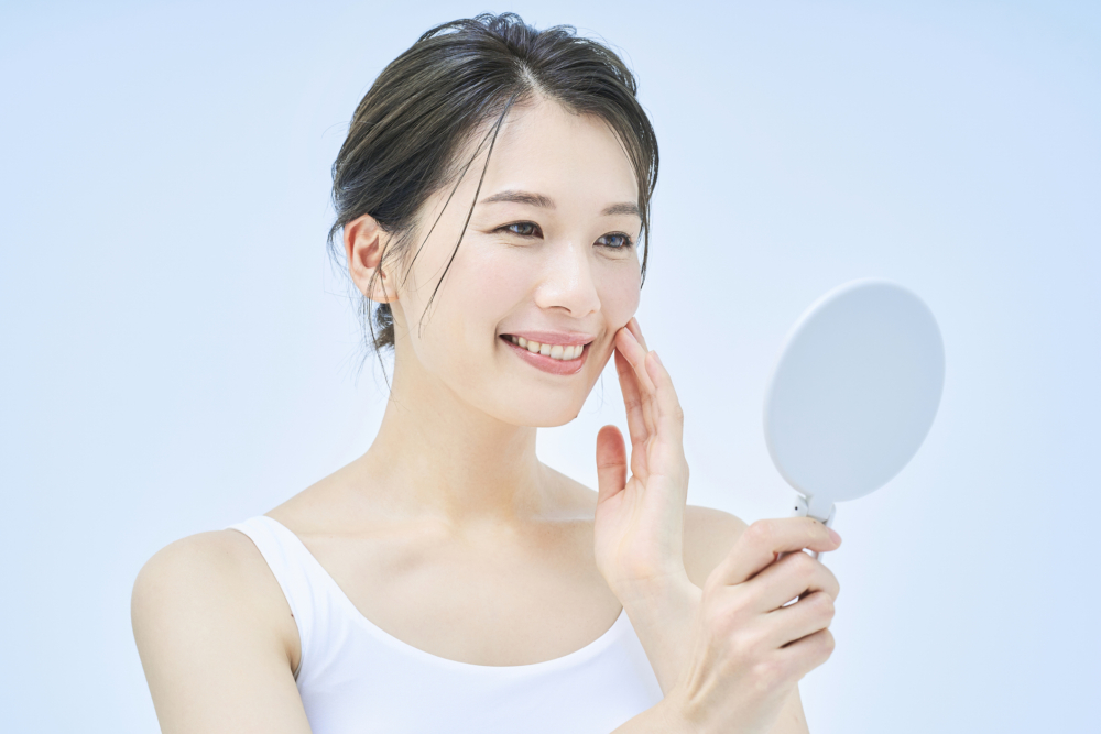 用了美白精華不會立即變白！一般需持續使用約4至6週，才會有初步的提亮感，想達到明顯淡斑效果，可能需要3至6個月以上。