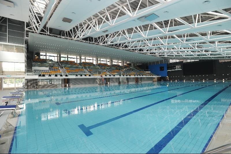 中山紀念公園游泳池設有一個五十米乘二十五米的室內主池及一個二十五米乘十二點五米的室內訓練池