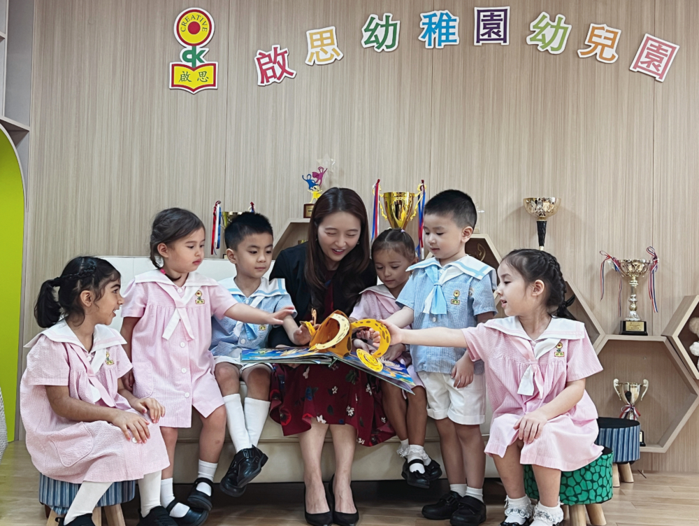「沉浸式幼兒教育」課程除了涵蓋廣東話、普通話和英語外,更特別加入了第四外語(日語、法語及西班牙語)教學。由淺入深,層層遞進,打好語言基礎。