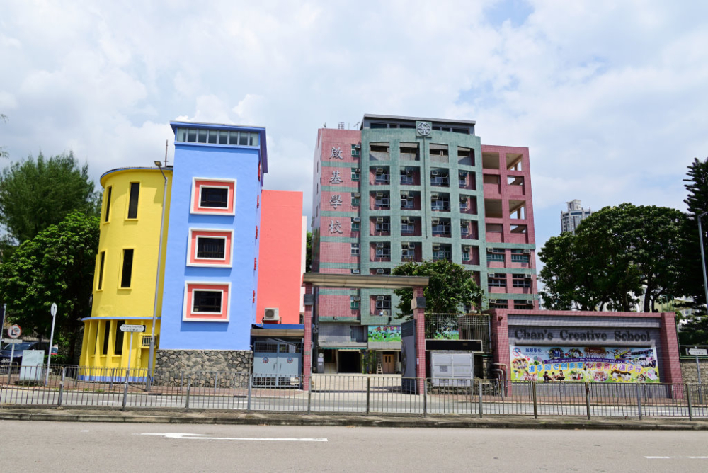 啟基學校校舍建築面積約四萬平方呎，樓高七層