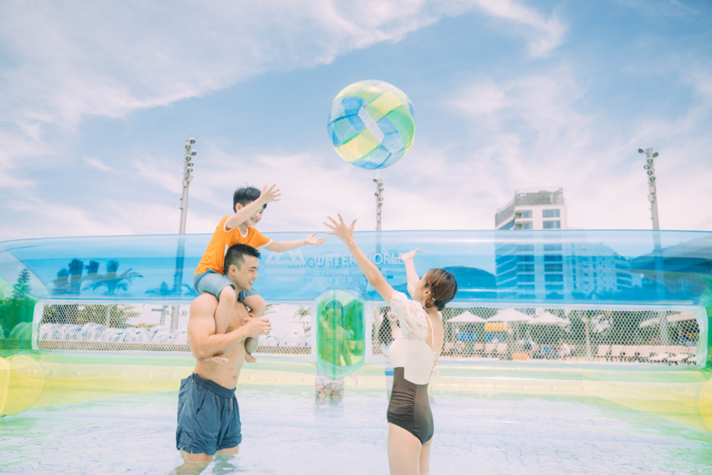 「Go!水上運動激鬥 」,大人細路一起於造浪池上打波!