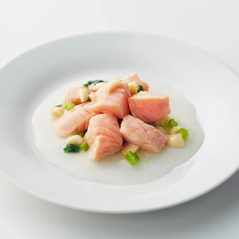 eugreen貓貓常溫鮮食包 - 野菜燉三文魚，使用原塊三文魚片，富含 Omega-3、蝦青素與天然魚油，有助毛髮柔亮與抗氧化。