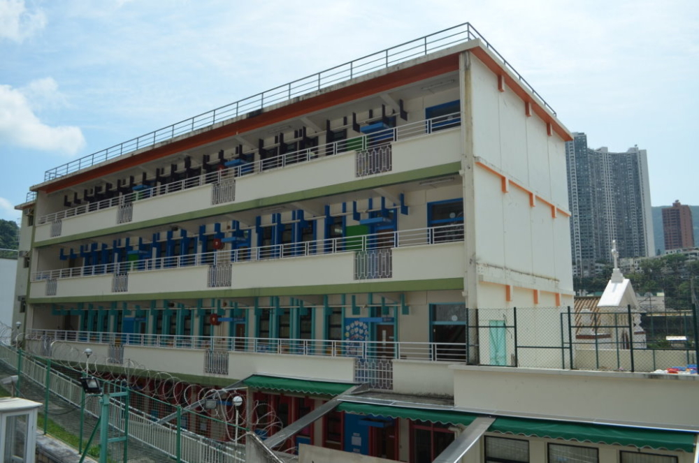 聖公會幼稚園樓高四層，設有9個課室、唱遊室、3個多功能活動室、圖書室、2個語文室、戶外遊戲場及禮堂