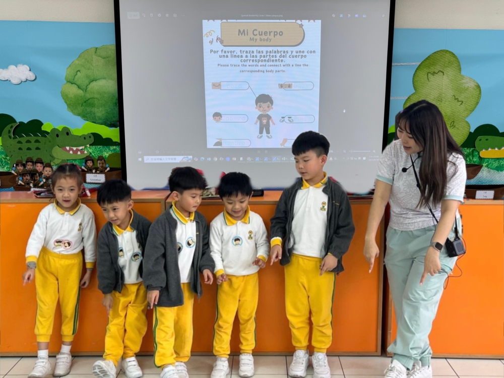 啟思幼兒園幼稚園在各分校均推行「兩文四語」課程體系,透過「西班牙文化日」體驗西班牙語,升上K1後,便正式開設西班牙語課程。