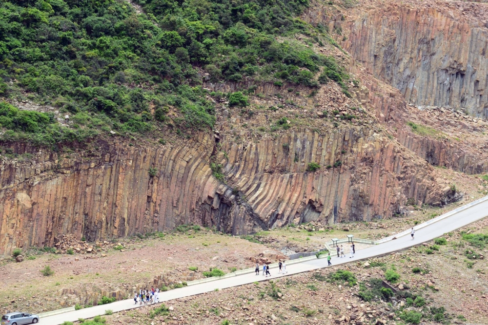 形成於約一億四千萬年前，當時岩柱仍處於半塑性狀態，受到地震和區域性下沉影響而扭曲成S形