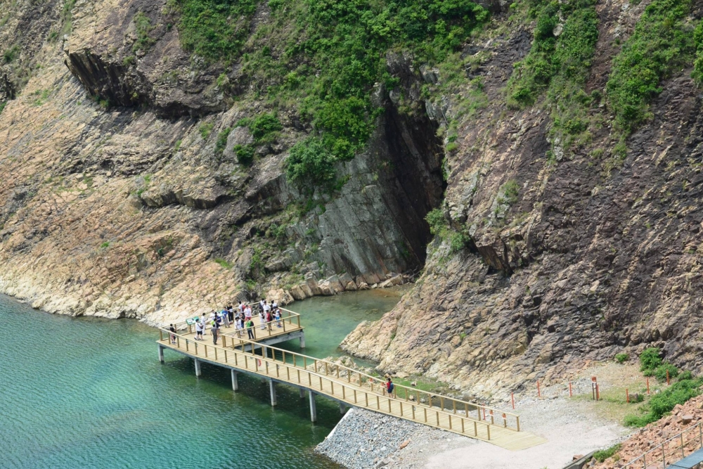 海蝕洞感受海浪侵蝕岩岸的威力