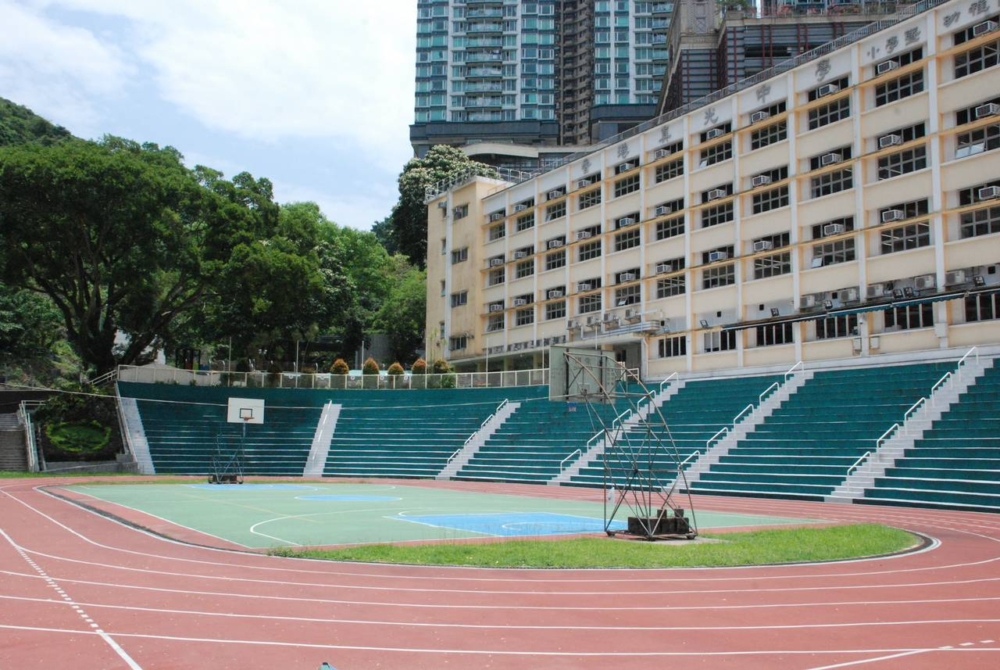 香港真光中學附屬小學暨幼稚園（小學部）位於香港大坑道，包括中學部、私立的小學和幼稚園部分，整個校園佔地面積為10,000平方米